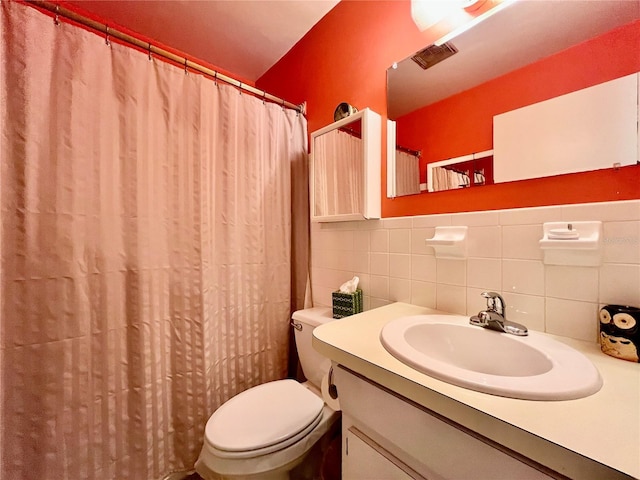2457 Ecuadorian Way Unit 27, Clearwater, FL 33763 - bathroom with toilet, backsplash, vanity, tile walls, and a shower with curtain