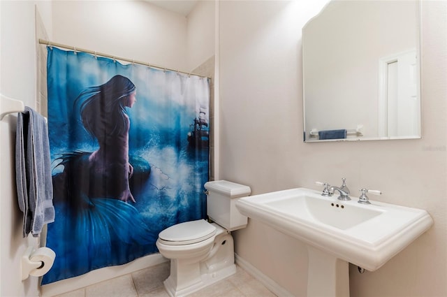 9908 Alafia River Ln, Gibsonton, FL 33534 - full bath featuring toilet, tile patterned floors, baseboards, a sink, and curtained shower