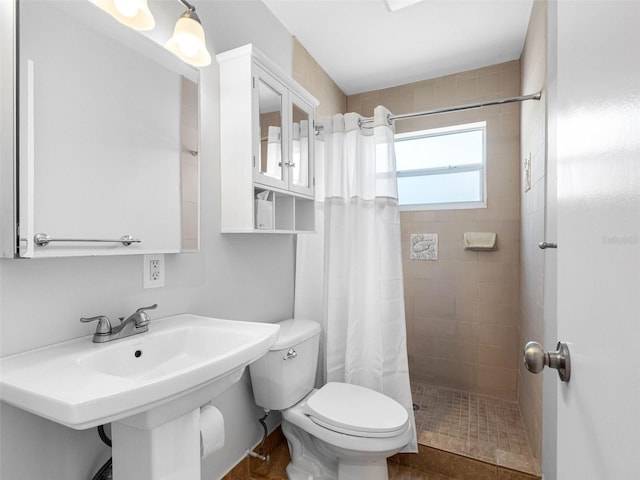 1701 38th St N, Saint Petersburg, FL 33713 - full bathroom with a tile shower, toilet, and a sink