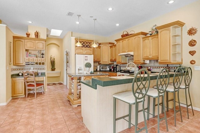 1212 Baycove Ln, Lutz, FL 33549 - kitchen with open shelves, a peninsula, decorative backsplash, a breakfast bar, and a skylight