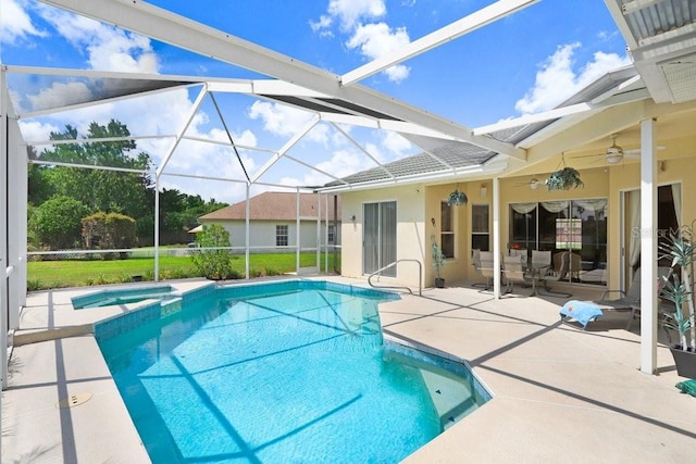 1212 Baycove Ln, Lutz, FL 33549 - view of swimming pool with a patio, a ceiling fan, a pool with connected hot tub, and a lanai