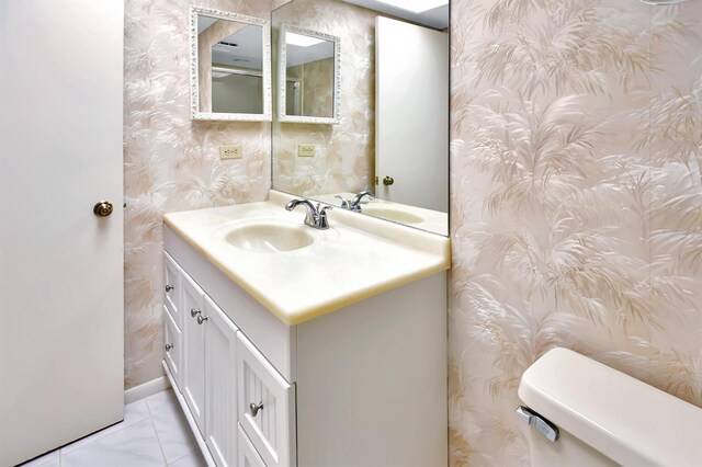 2593 Countryside Blvd Unit 7305, Clearwater, FL 33761 - half bath with wallpapered walls, vanity, and toilet