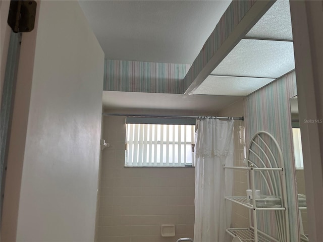 8130 Shalom Dr, Spring Hill, FL 34606 - full bath with curtained shower and wallpapered walls