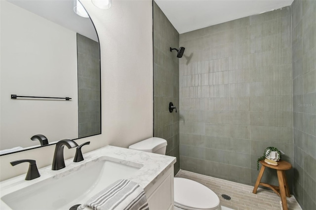 2742 Wilson Ct, Palm Harbor, FL 34684 - bathroom featuring toilet, a tile shower, and vanity