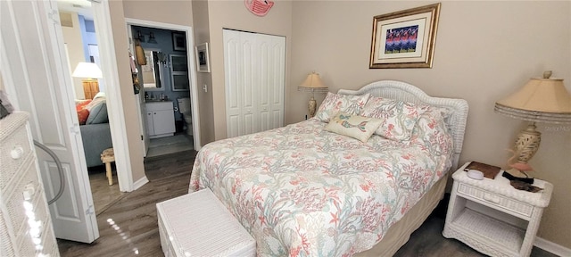 834 Tremont Greens Ln Unit 137, Sun City Center, FL 33573 - bedroom featuring a closet, wood finished floors, ensuite bath, and baseboards