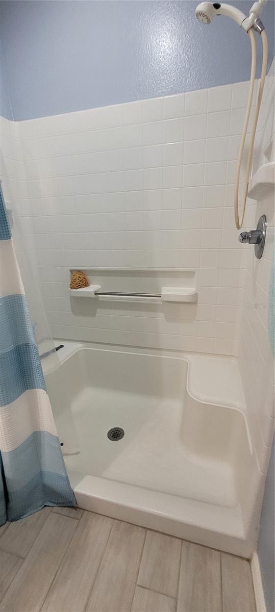 834 Tremont Greens Ln Unit 137, Sun City Center, FL 33573 - full bath featuring a shower with shower curtain and wood finished floors