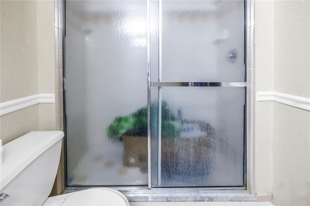 6309 Newtown Cir Unit 9B2, Tampa, FL 33615 - full bath featuring a textured wall, toilet, and an enclosed shower