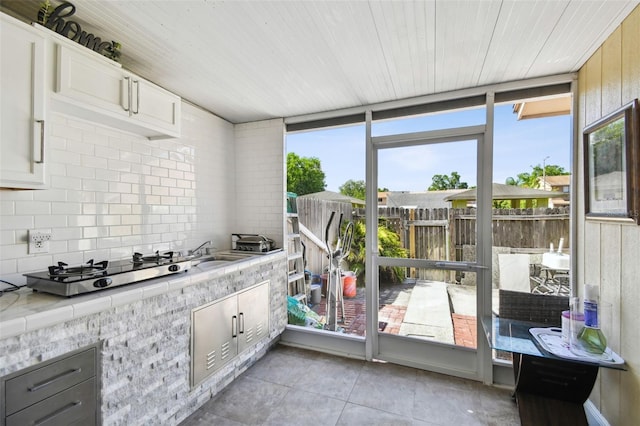 4017 Cedar Limb Ct, Tampa, FL 33614 - sunroom with an outdoor kitchen