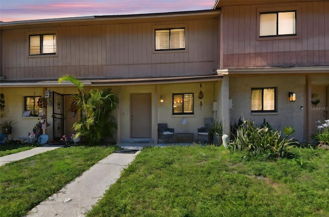 4017 Cedar Limb Ct, Tampa, FL 33614 - view of front facade featuring a yard and covered porch