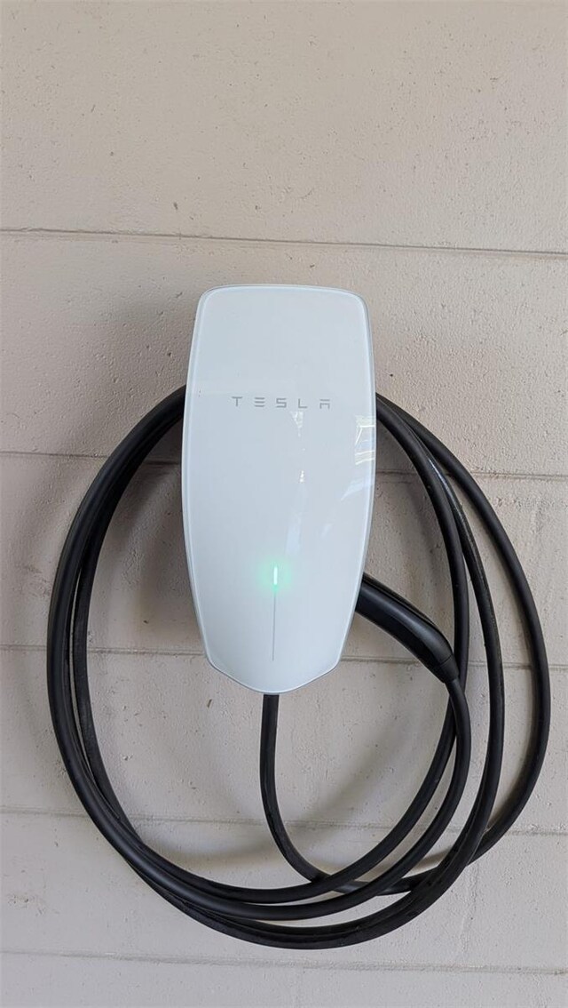 4021 19th St N, Saint Petersburg, FL 33714 - garage view of electric vehicle charger