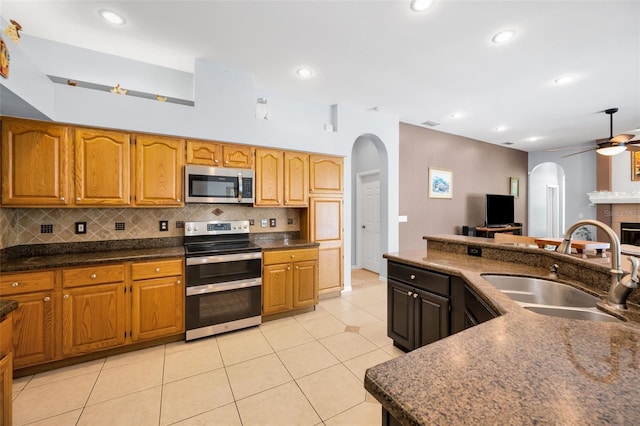 1516 E Lake Woodlands Pkwy, Oldsmar, FL 34677 - kitchen featuring stainless steel appliances, arched walkways, a sink, a ceiling fan, and recessed lighting