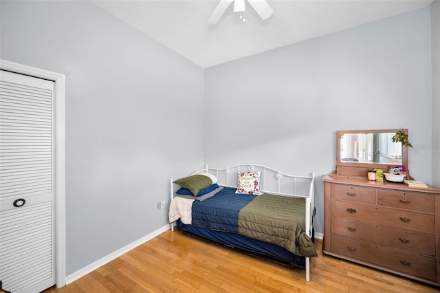 1516 E Lake Woodlands Pkwy, Oldsmar, FL 34677 - bedroom with vaulted ceiling, light wood-style flooring, baseboards, and a ceiling fan