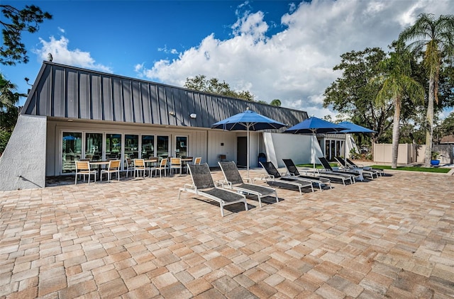 1516 E Lake Woodlands Pkwy, Oldsmar, FL 34677 - back of property featuring a patio