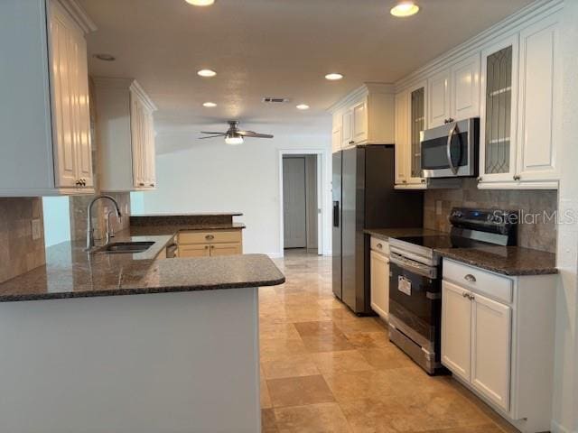 12055 4th St E, Treasure Island, FL 33706 - kitchen with stainless steel appliances, a peninsula, a ceiling fan, recessed lighting, and backsplash