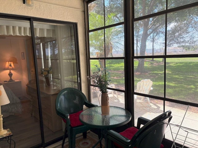 303 Meadow Ln, Oldsmar, FL 34677 - sunroom featuring a textured wall