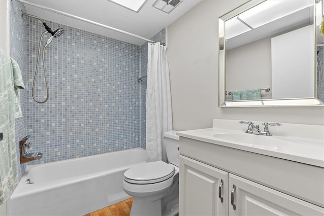 1701 Pinehurst Rd Unit 9G, Dunedin, FL 34698 - bathroom with wood finished floors, shower / bath combo with shower curtain, toilet, and vanity