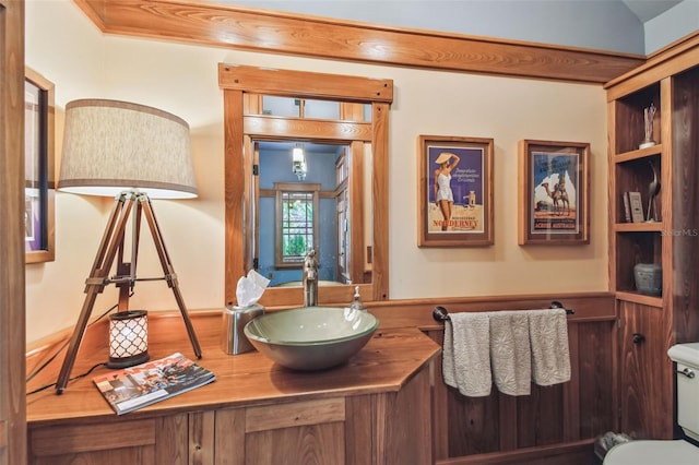 3112 W Wallcraft Ave, Tampa, FL 33611 - half bath featuring toilet and vanity
