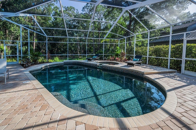 4962 Turtle Creek Trl, Oldsmar, FL 34677 - view of swimming pool with a lanai, a patio, and a pool with connected hot tub