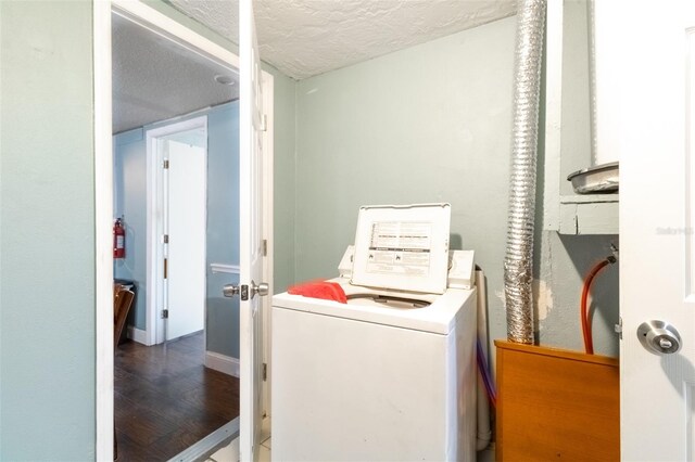 9020 Gray Fox Ln, Port Richey, FL 34668 - laundry area featuring a textured ceiling, wood finished floors, independent washer and dryer, and baseboards