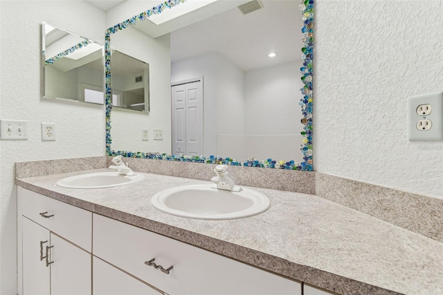 1624 Lullwater Ln, Lutz, FL 33549 - full bath featuring double vanity and a textured wall