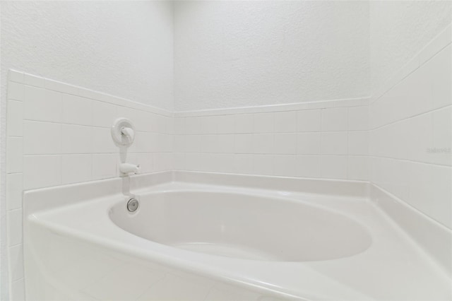 1624 Lullwater Ln, Lutz, FL 33549 - full bath featuring a textured wall and a bath