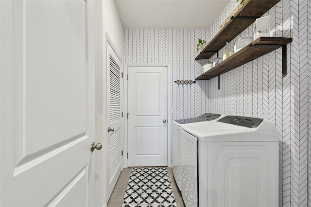 12517 Nantahala Run, Parrish, FL 34219 - laundry area featuring wallpapered walls and separate washer and dryer