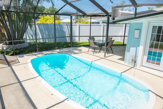 489 Fox Run Trl, Apollo Beach, FL 33572 - view of swimming pool with a patio area, a fenced backyard, and a lanai