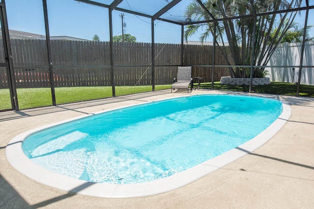 489 Fox Run Trl, Apollo Beach, FL 33572 - view of pool featuring a lanai, a fenced backyard, and a patio area