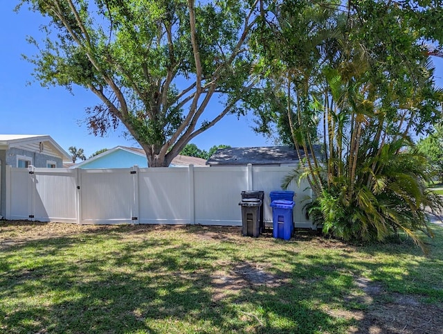 489 Fox Run Trl, Apollo Beach, FL 33572 - view of yard with a gate