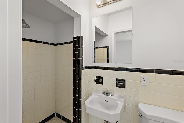 2449 16th St N, Saint Petersburg, FL 33704 - full bathroom featuring a stall shower, toilet, a sink, and tile walls