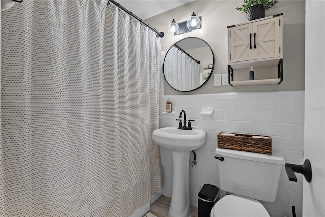 7304 Lakeside Blvd, Tampa, FL 33614 - full bath featuring tile walls, toilet, a wainscoted wall, and curtained shower