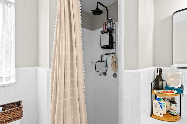 7304 Lakeside Blvd, Tampa, FL 33614 - bathroom with a tile shower and wainscoting