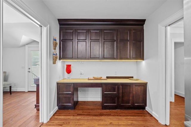 475 28th Ave N, Saint Petersburg, FL 33704 - bar with built in study area, light wood-style floors, and baseboards