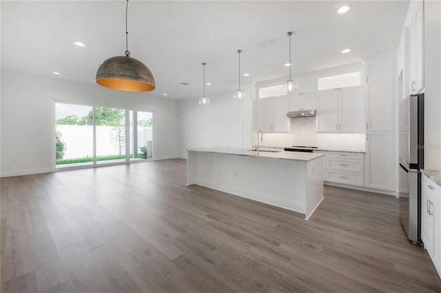 5530 N 9th St Unit 6, Tampa, FL 33604 - kitchen with freestanding refrigerator, a sink, recessed lighting, decorative backsplash, and white cabinetry