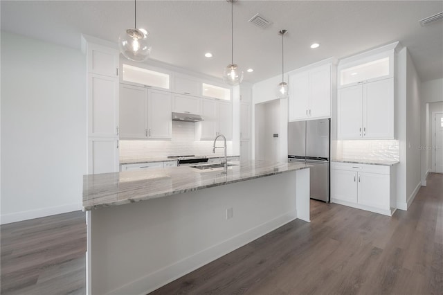 5530 N 9th St Unit 6, Tampa, FL 33604 - kitchen with freestanding refrigerator, a sink, tasteful backsplash, recessed lighting, and an island with sink