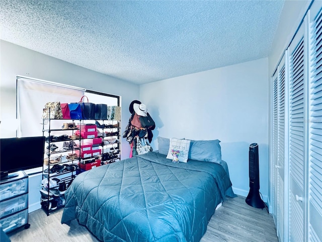 4360 Outrigger Ln, Tampa, FL 33615 - bedroom featuring wood finished floors, a textured ceiling, and a closet