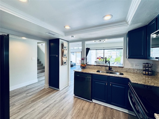 4360 Outrigger Ln, Tampa, FL 33615 - kitchen featuring black appliances, blue cabinets, a sink, ornamental molding, and light wood-style floors