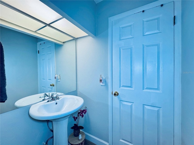 4360 Outrigger Ln, Tampa, FL 33615 - bathroom featuring baseboards