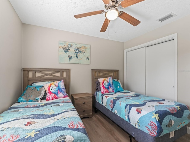 718 Crk 467, Lake Panasoffkee, FL 33538 - bedroom with wood finished floors, a closet, ceiling fan, and a textured ceiling