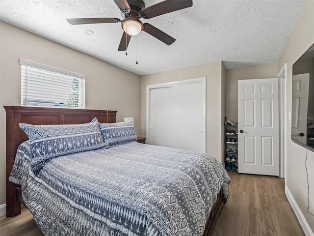 718 Crk 467, Lake Panasoffkee, FL 33538 - bedroom featuring wood finished floors, a textured ceiling, a ceiling fan, and baseboards