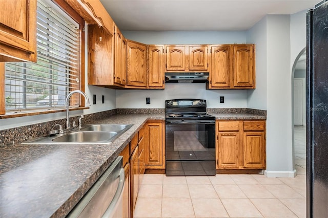 7347 Pulsar St, New Port Richey, FL 34652 - kitchen featuring under cabinet range hood, black appliances, a sink, dark countertops, and arched walkways