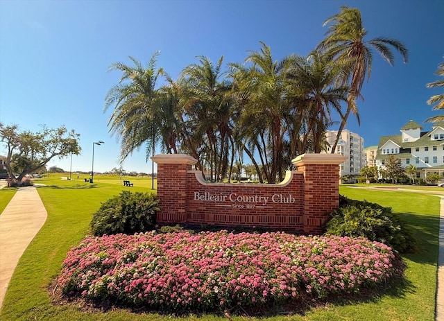 12 Country Club Ln, Belleair, FL 33756 - community / neighborhood sign featuring a yard