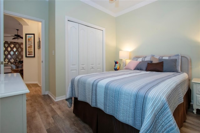2121 Worthington Greens Dr, Sun City Center, FL 33573 - bedroom featuring wood finished floors, a closet, baseboards, arched walkways, and ornamental molding
