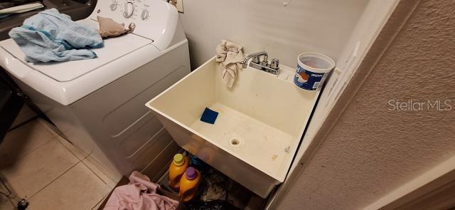 1160 W Geneva Pl, Citrus Springs, FL 34434 - laundry view of washer / clothes dryer and a sink