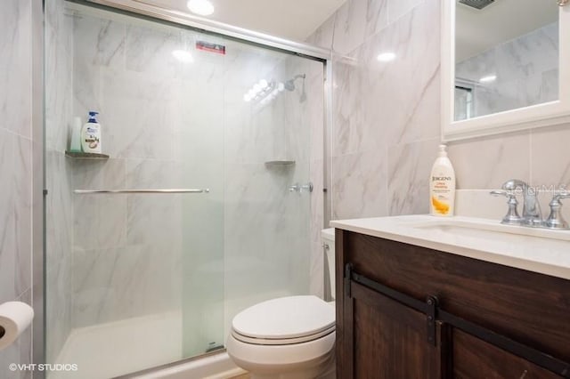 4325 58th Way N Unit 1527, Kenneth City, FL 33709 - full bath featuring toilet, tile walls, vanity, and a stall shower