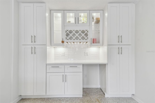 4400 Helena St NE, Saint Petersburg, FL 33703 - indoor dry bar featuring dark aggregate flooring, baseboards, and decorative backsplash