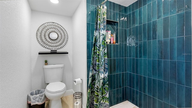 1615 28th Ave N, Saint Petersburg, FL 33713 - bathroom featuring a tile shower, toilet, and baseboards