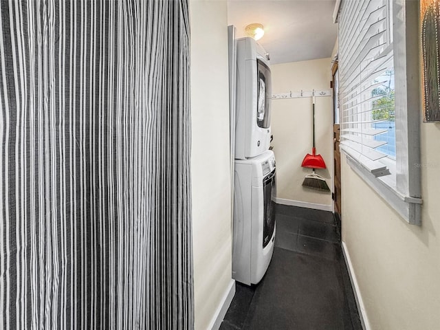 634 6th St N, Saint Petersburg, FL 33701 - washroom featuring stacked washer and clothes dryer and baseboards