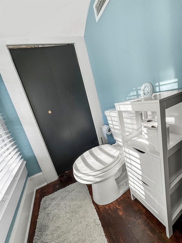 634 6th St N, Saint Petersburg, FL 33701 - bathroom featuring wood finished floors and toilet