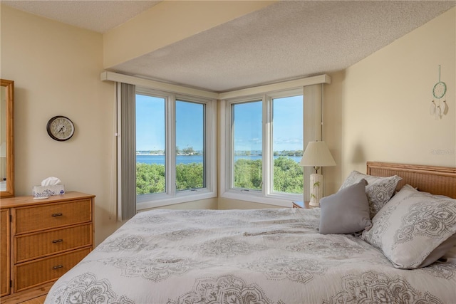 1500 Sunset Rd Unit C10, Tarpon Springs, FL 34689 - bedroom featuring a water view and a textured ceiling